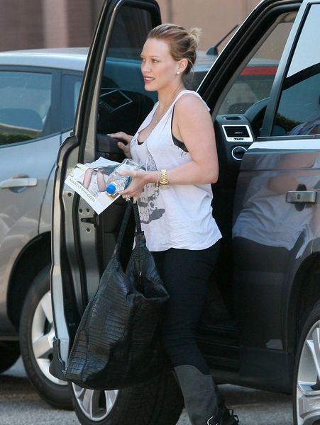 EXCLUSIVE: Hilary Duff Arriving At Hair Salon In Beverly Hills