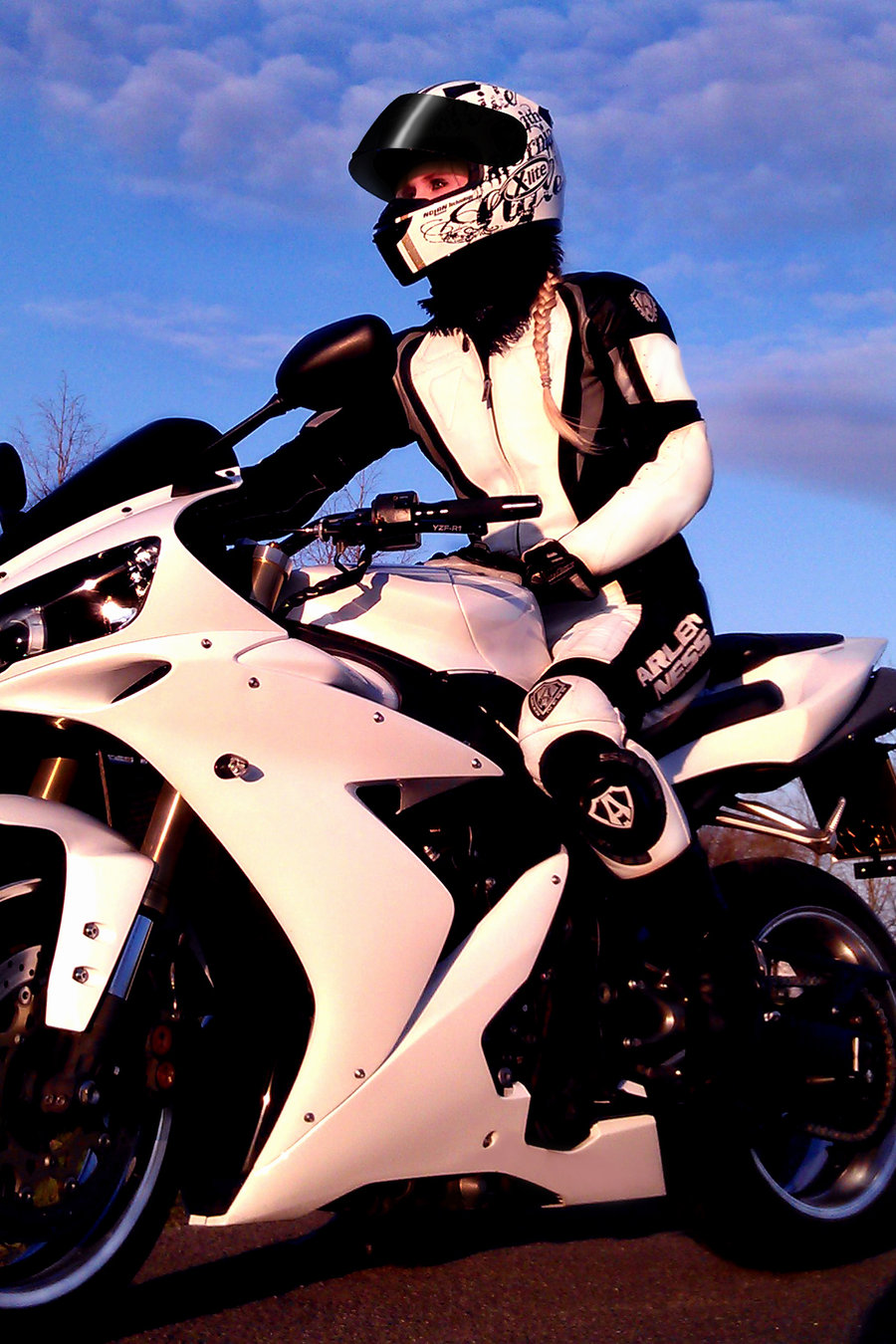 Yamaha YZF-R1 girl on RidinGirlsBlog